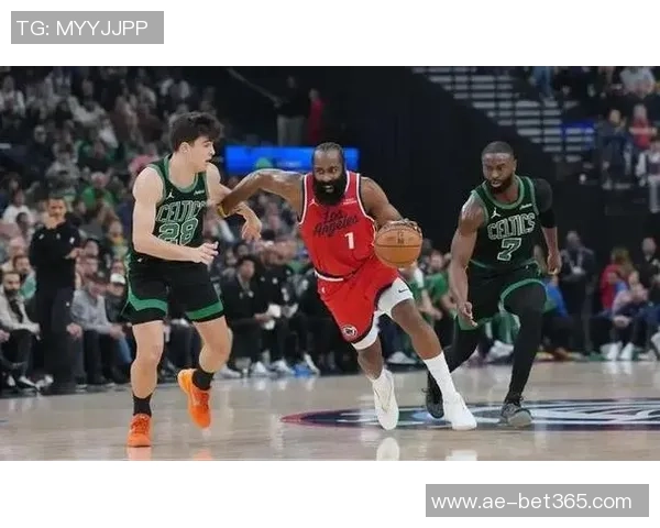 杰伦布朗半场火力全开15投10中狂砍24分3篮板3助攻展现超强实力