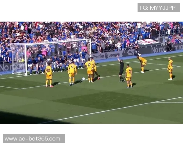 文莱门将遭逼抢慌乱二次抱球被判禁区内间接任意球引发热议