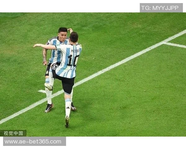 在那不勒斯进球后恩佐向马拉多纳致敬永远铭记传奇之光 在那不勒斯进球后恩佐向马拉多纳致敬永远铭记传奇之光